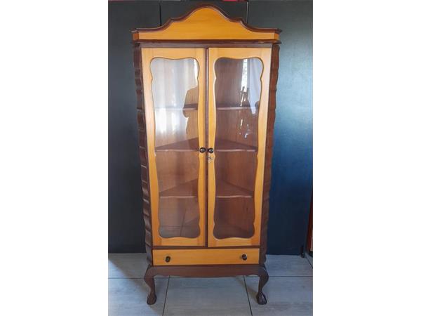 ~/upload/Lots/51512/5sax4ouztpbti/Lot 058 Solid Embuia and Geelhout Bal en klou Corner Cupboard (1)_t600x450.jpg